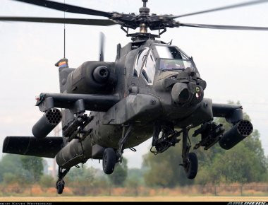 Βίντεο: Εργασίες συντήρησης σε ελικόπτερο AH-64 Apache του U.S. Army στο Ιράκ